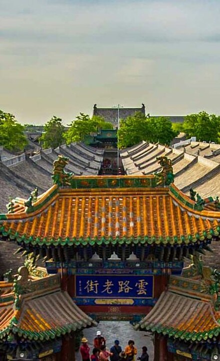 Tor der Stadtmauer über den Dächer der Altstadt Pingyao der Provinz Shanxi in China