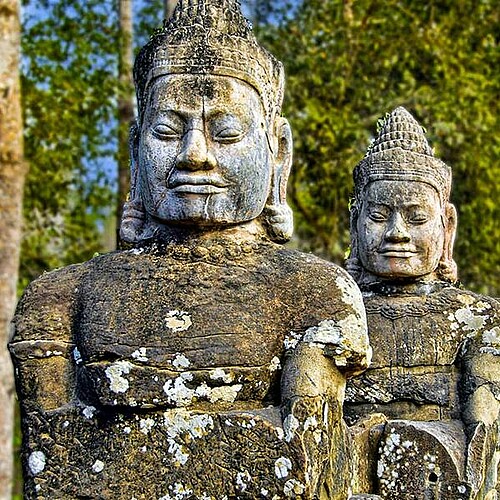 Devas vor dem Tor zu Angkor Thom im Kambodscha