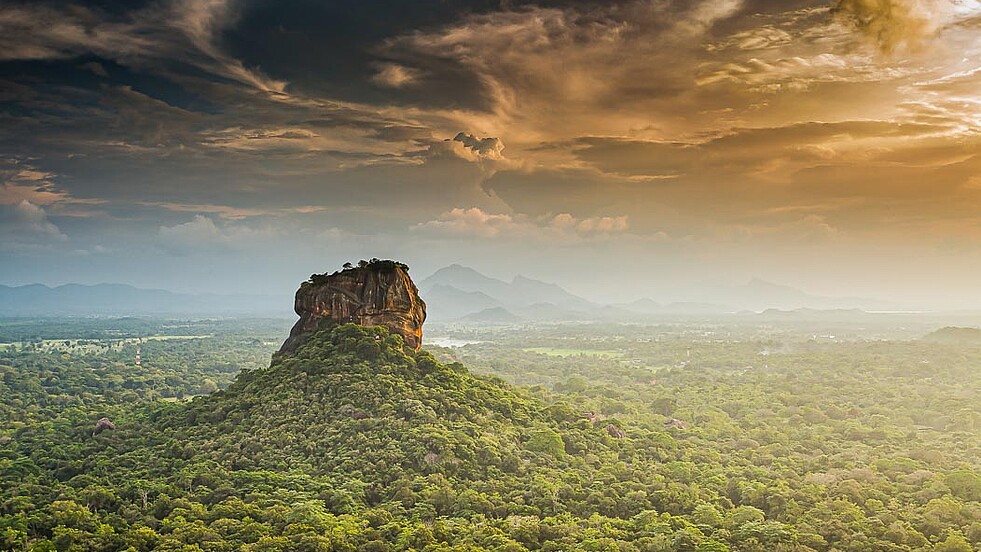 Sgiriya Felsen mit grüner Landschaft in Sri Lanka