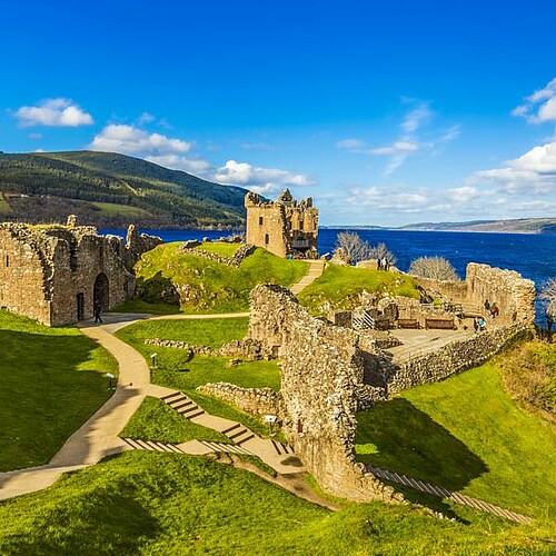 Urquhart Castle bei Loch Ness in Schottland.