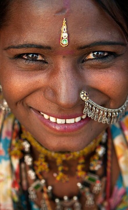Indische Frau mit traditionellen Hindu Schmuck in Indien