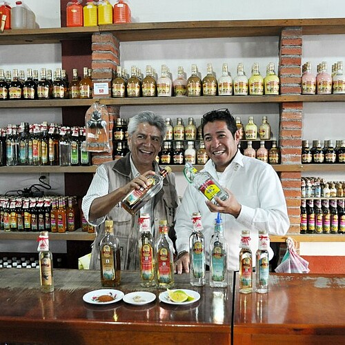 Tequila Verkostung im Laden mit zwei Verkäufern in Mexiko.