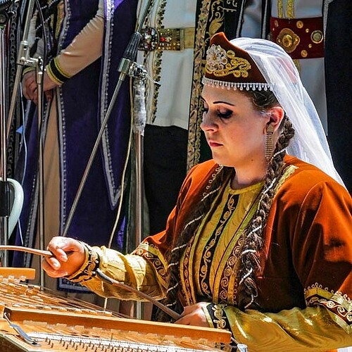 Frau Instrument Armenien.