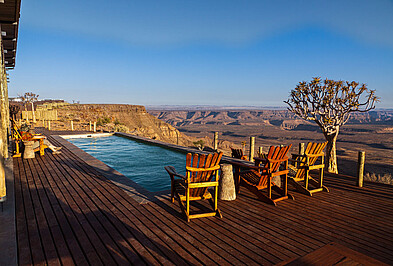 Pool der Fish River Lodge mit Aussicht auf den Fish River Canyon in Namibia