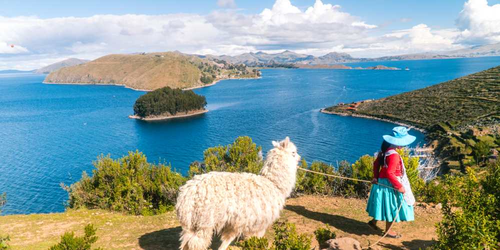 Lama und Frau auf der Isla del Sol im Titicacasee in Bolivien in Südamerika