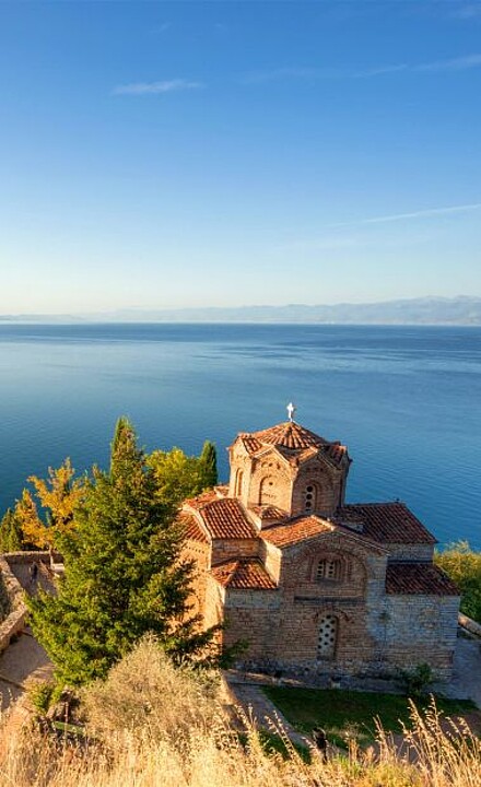 Kirche an der Küste von Ohrid mit Blick auf das Meer in Albanien