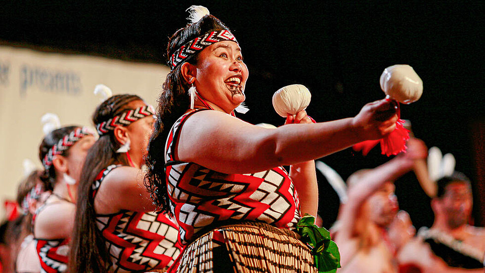 Maori Frau tanzt traditionell in Neuseeland