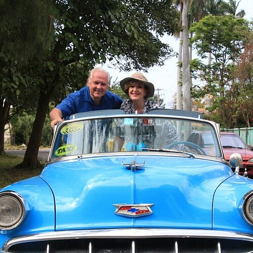 Ehepaar im Oldtimer auf Kuba in Havana