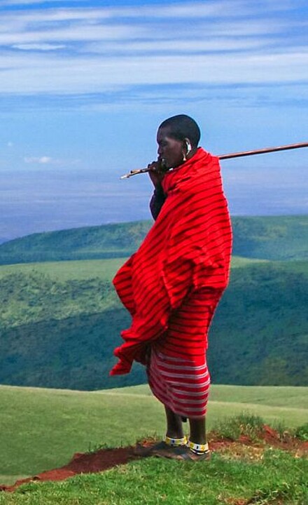 Maasai mit Blick ins Tal in Tansania