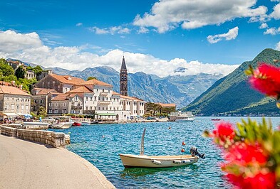 Boot am Hafen von Perast an der Bucht von Kotor in Montenegro