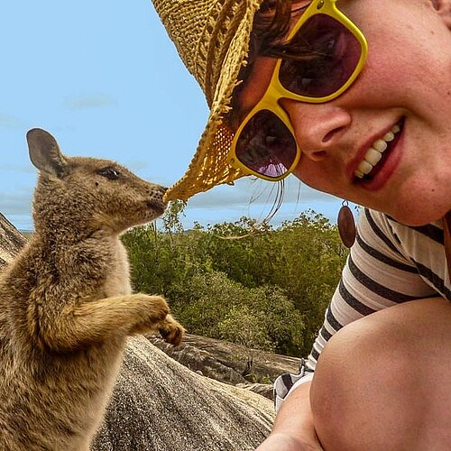 Mensch mit Känguru und Hut in Australien.