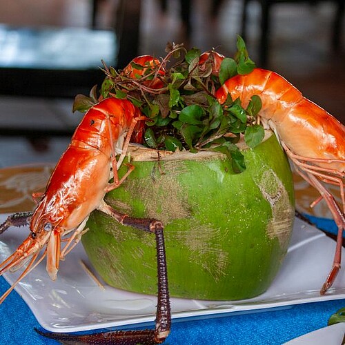 Garnelen und Salat in der Kokosnuss in Vietnam