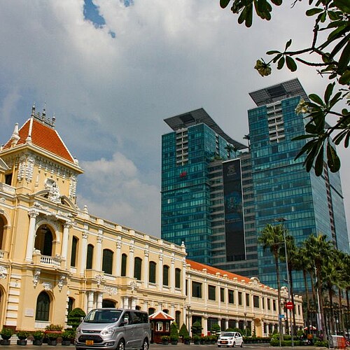 Rathaus und Hochhaus in Ho-Chi-Minh-Stadt in Vietnam