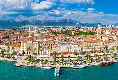 Blick auf Altstadt von Split in Kroatien mit Uferpromenade und Booten