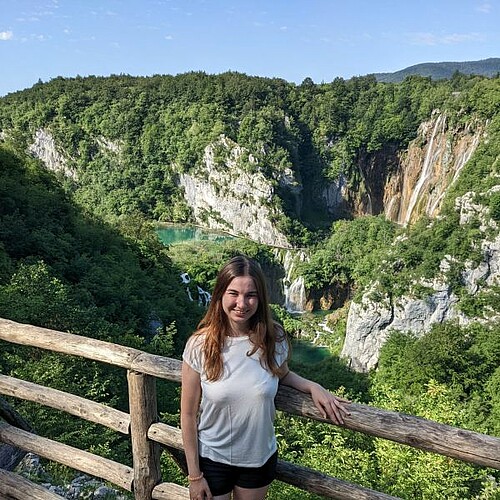 TARUK Mitarbeiterin Laura Eibisch im Nationalpark Plitvicer Seeen