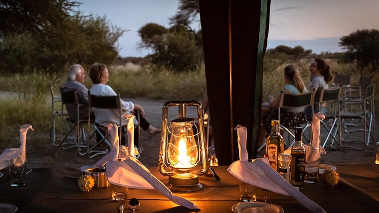 Abendstimmung mit Laterne in der Kalahari in Botswana