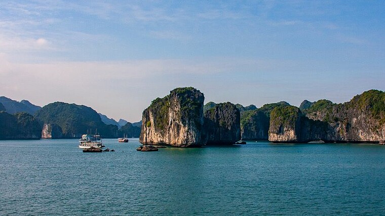 Boot in der Halong-Bucht in Vietnam