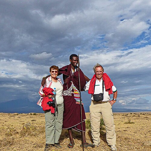 Massai mit Touristen in der Massai Mara in Kenia
