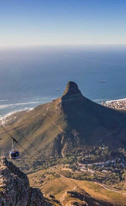 Blick vom Tafelberg auf Kapstadt in Südafrika
