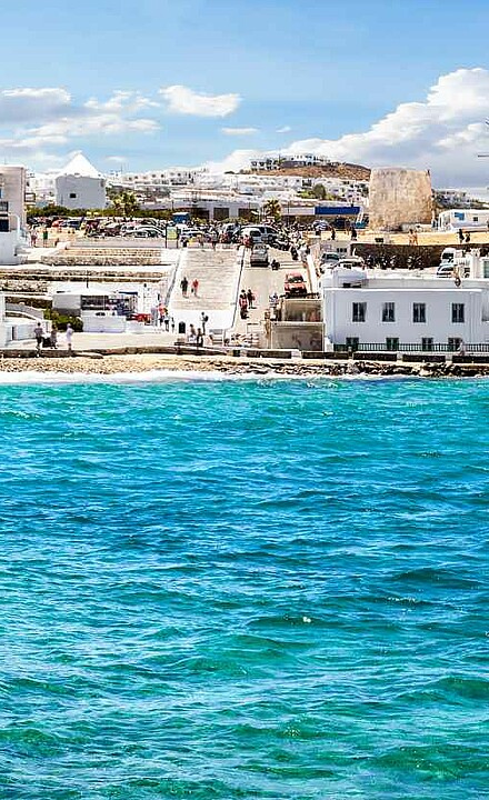 Küste der griechischen Insel Mykonos mit den berühmten Windmuehlen