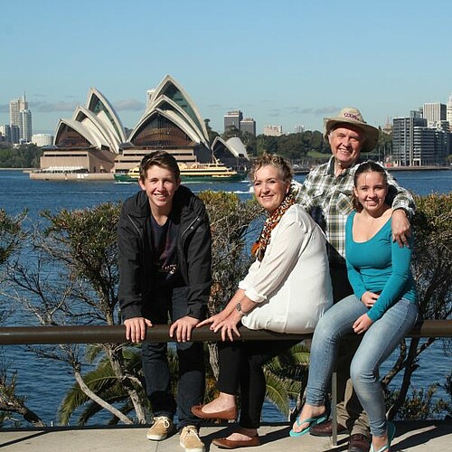 Familie vor Sydney Opera House in Australien