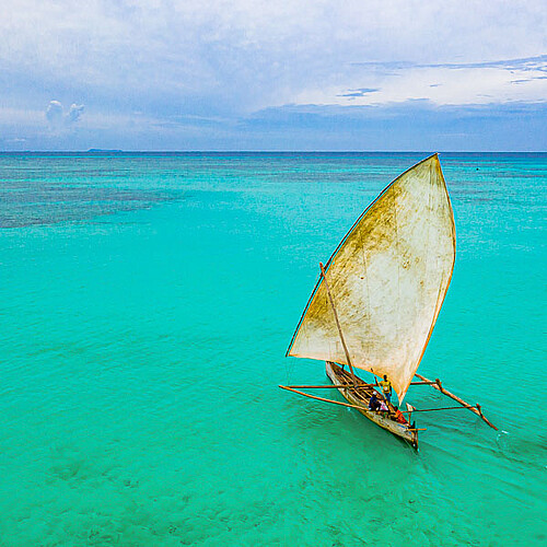 Segelboot auf Indischem Ozean bei Nosy-Be in Madagaskar