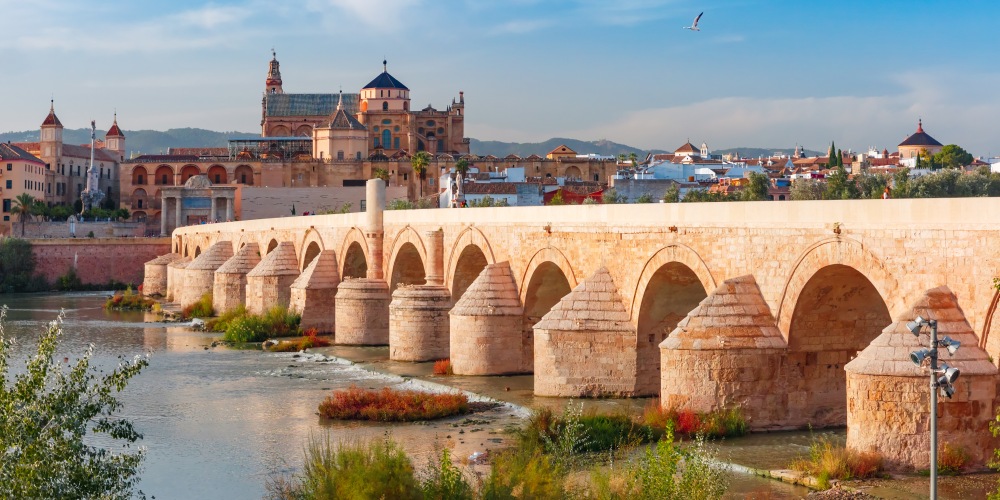 Römische Brücke und Mezquita in Cordoba in Andalusien