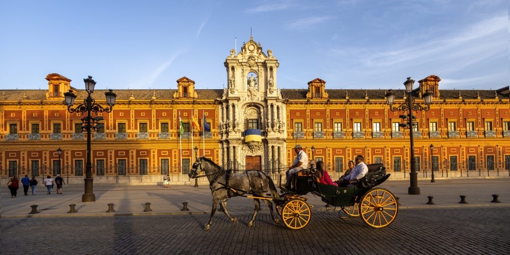 Pferdekutsche vor dem Königspalast in Sevilla in Andalusien