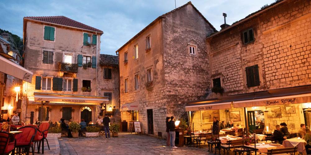 Abendstimmung in der Altstadt von Kotor an der Bucht von Kotor in Montenegro