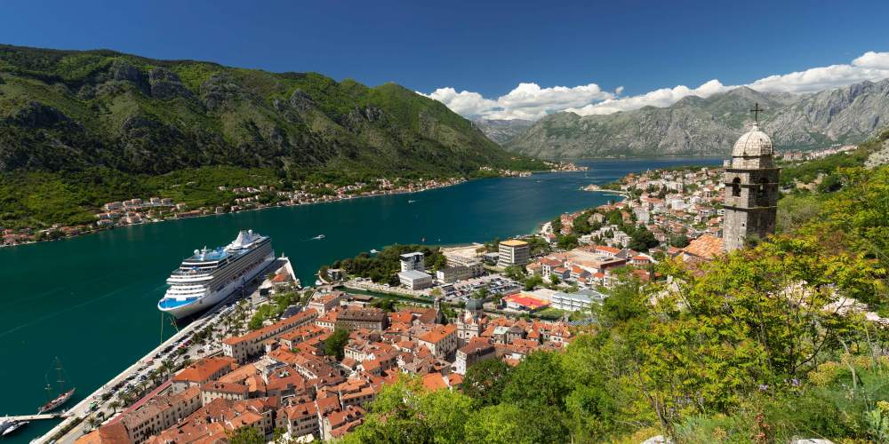 Bucht von Kotor mit Kreuzfahrtschiff und Kotor-Stadt in Montenegro