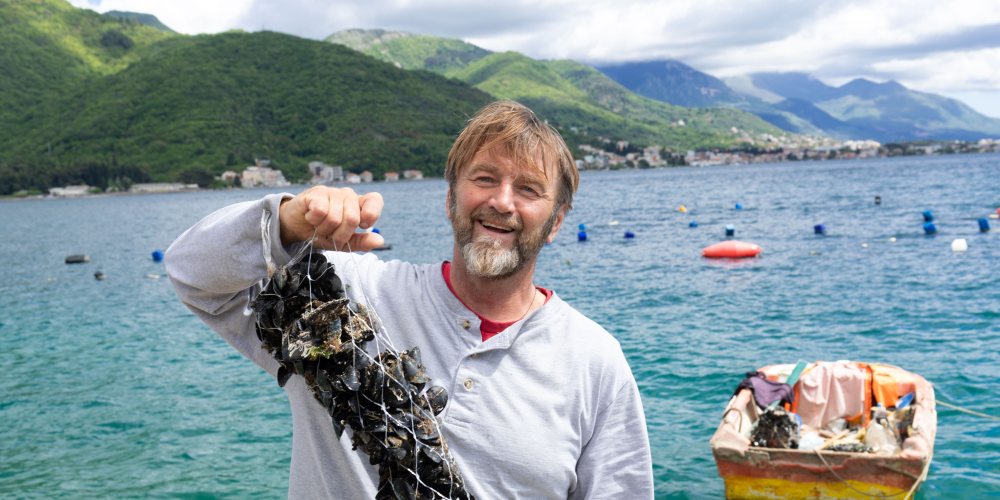 Miesmuschelfischer an der Bucht von Kotor in Montenegro