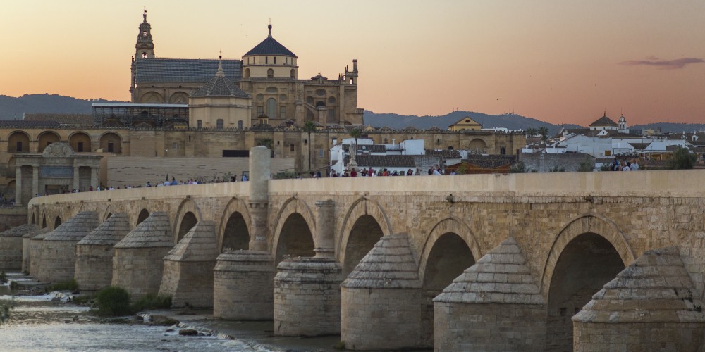 Die Brücke Puente Romano und die Mezquita von Cordoba in Andalusien