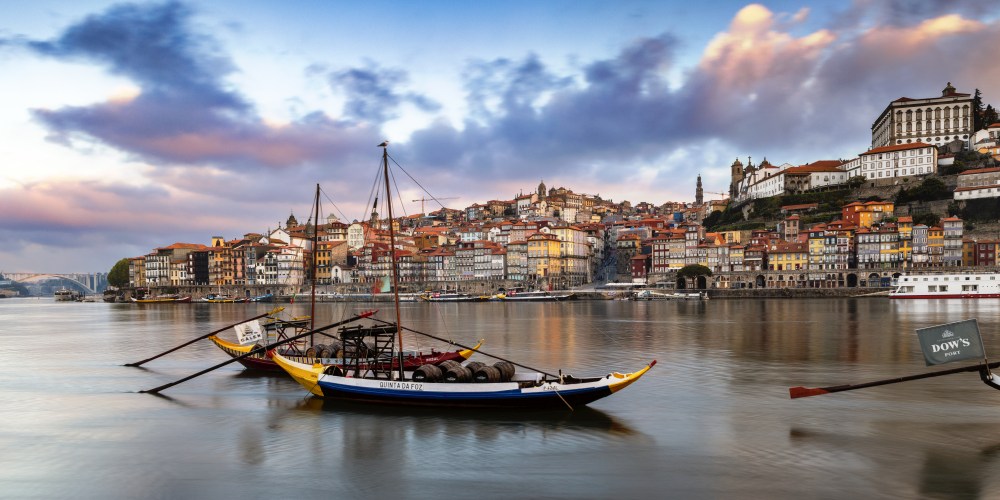 Rabelos auf dem Fluss vor Altstadt von Porto in Portugal