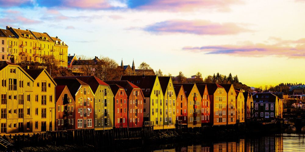 Bunte Häuser in Bakklandet, Trondheim in Norwegen