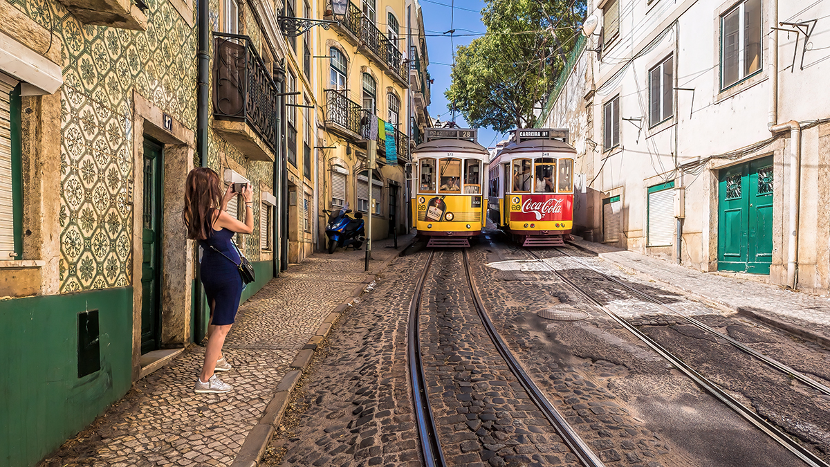 Portugal Lissabon Frau fotografiert Tram
