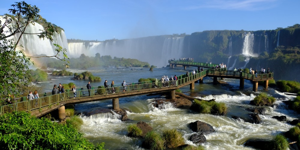 Holzsteg zu den Iguazú-Wasserfällen in Brasilien 