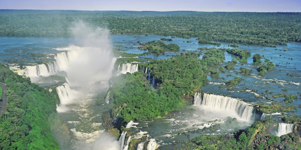 Luftansicht der Iguazú-Wasserfälle in Argentinien und Brasilien