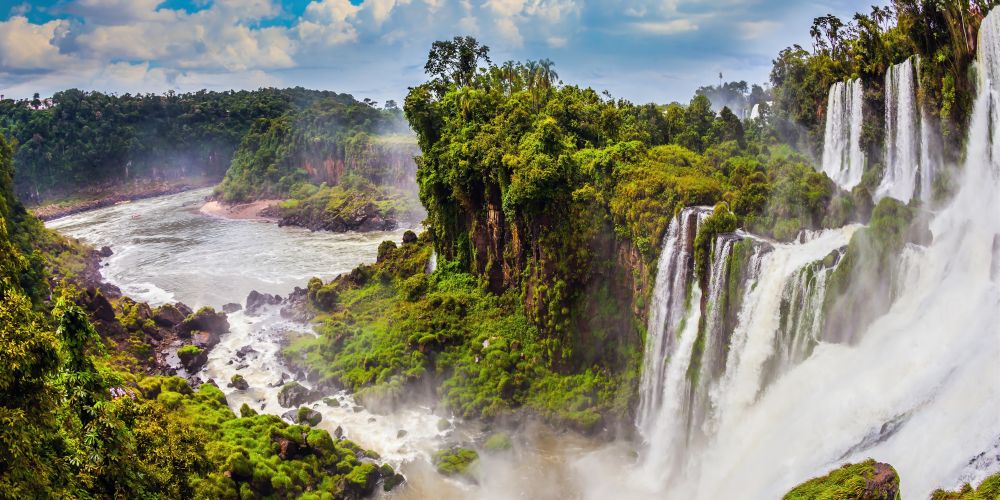 Panorama an den Iguazú-Wasserfällen in Argentinien