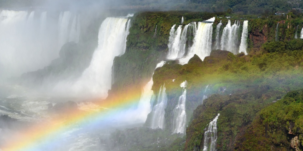Regenbogen an den Iguazú-Wasserfällen in Brasilien