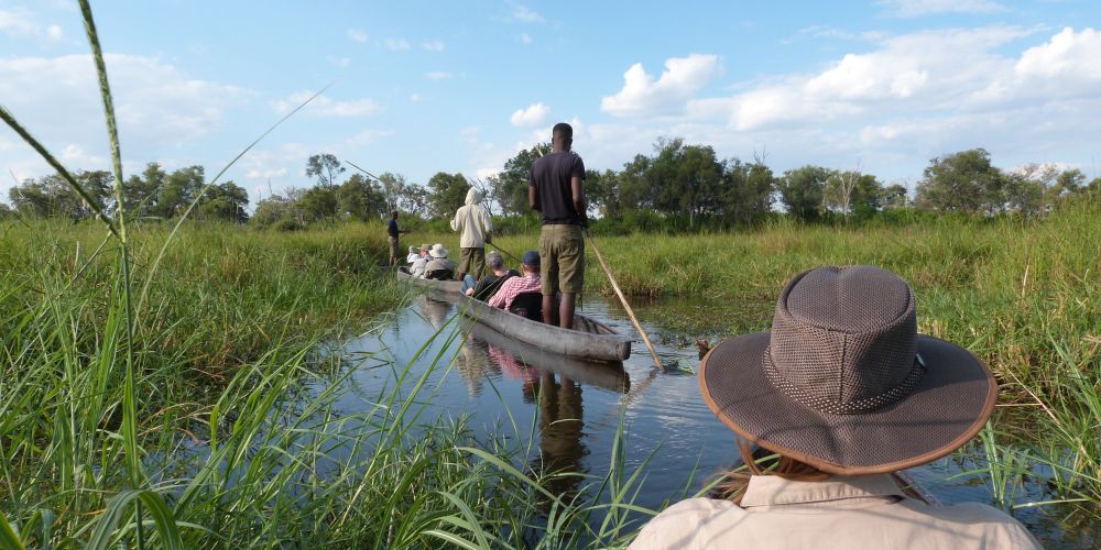 TARUK Gruppe bei Fahrt im Mokoro im Okavango Delta in Botswana