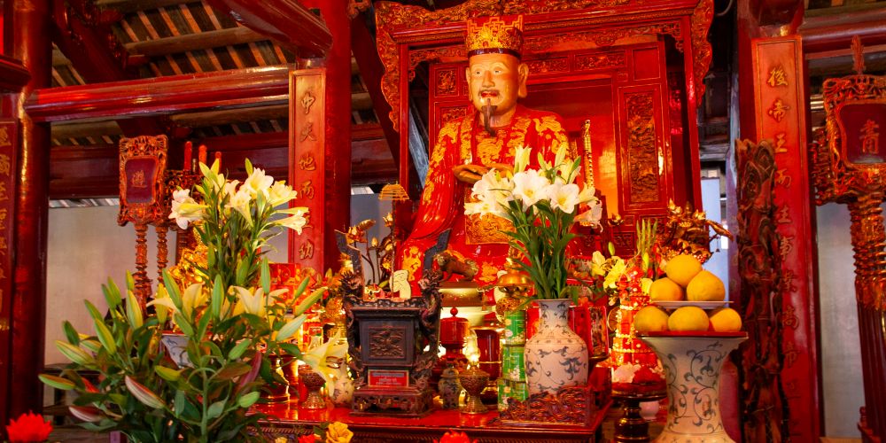 Altar mit Opfergaben in Temepl in Hanoi,  Vietnam