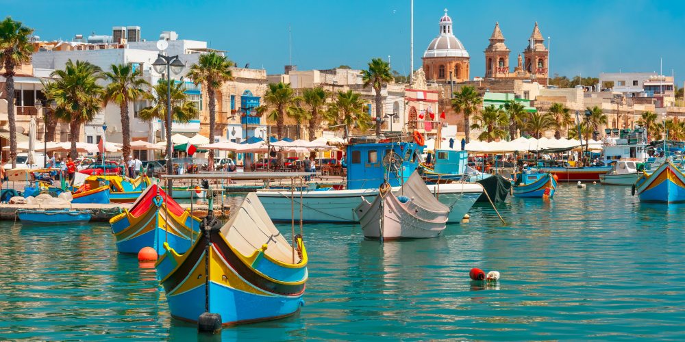 Bunte Boote im Hafen von Valetta Malta