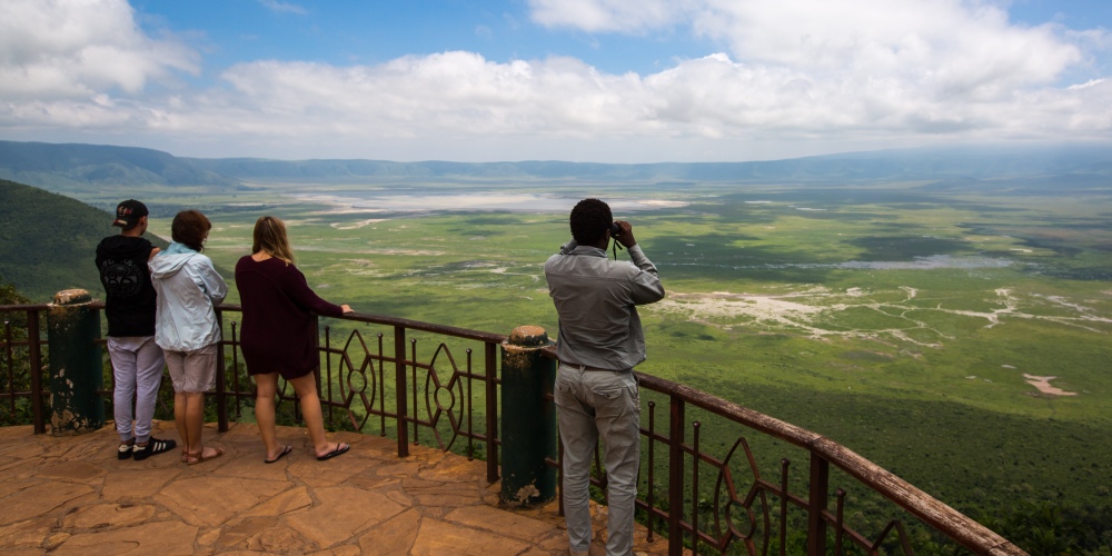 Menschen am Aussichtspunkt über Ngorongoro-Krater in Tansania