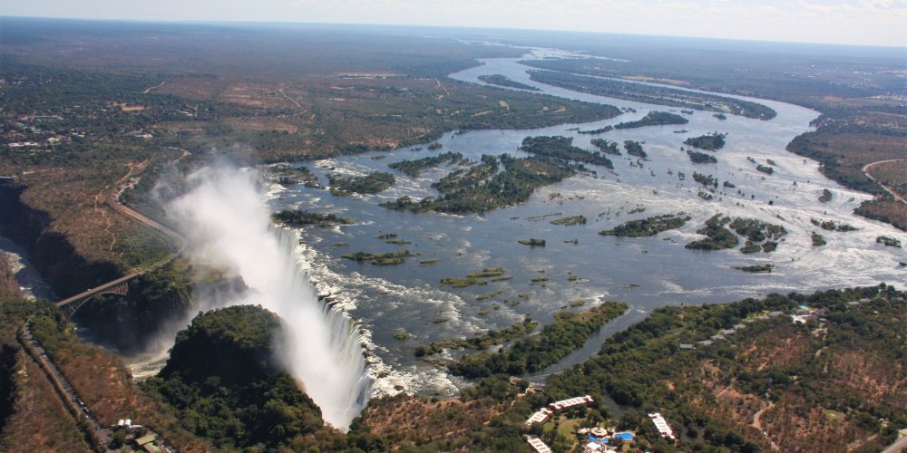 Victoria Falls und Sambesi in Simbabwe aus Helikopter-Perspektive