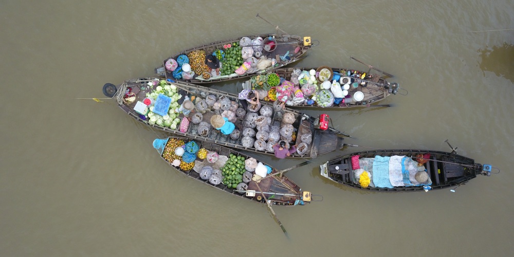 Luftaufnahme schwimmender Markt im Mekong Delta in Vietnam