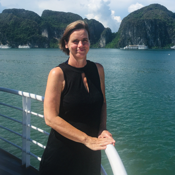 TARUK Mitarbeiterin Anja Kürger auf einem Boot in der Halong Bucht in Vietnam